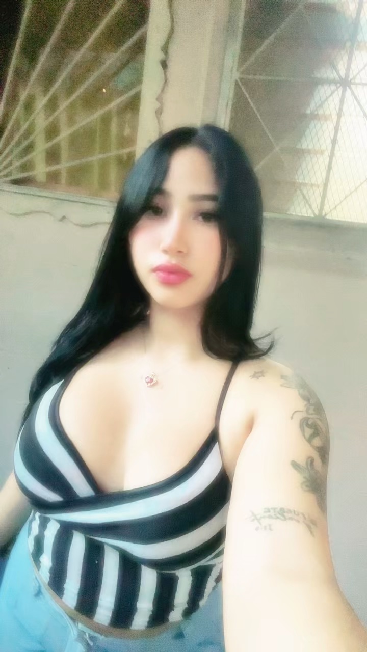 Live 1v1 video chat with a stranger on ChatCam
