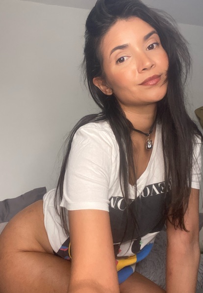 Live 1v1 video chat with a stranger on ChatCam