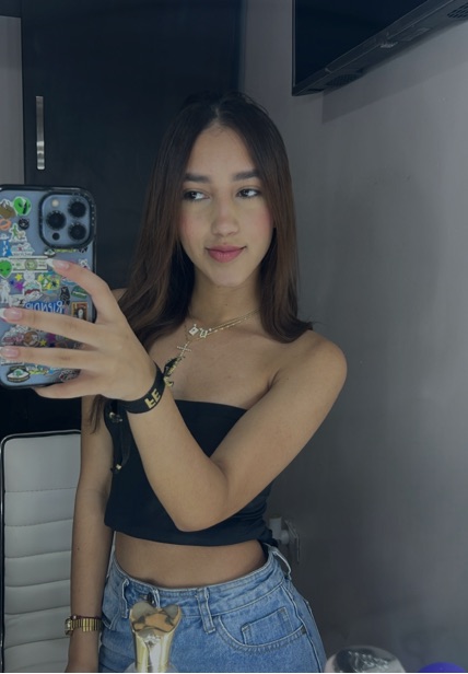 Live 1v1 video chat with a stranger on ChatCam