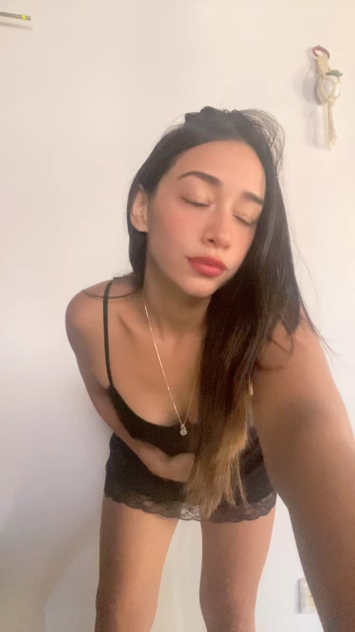 Live 1v1 video chat with a stranger on ChatCam